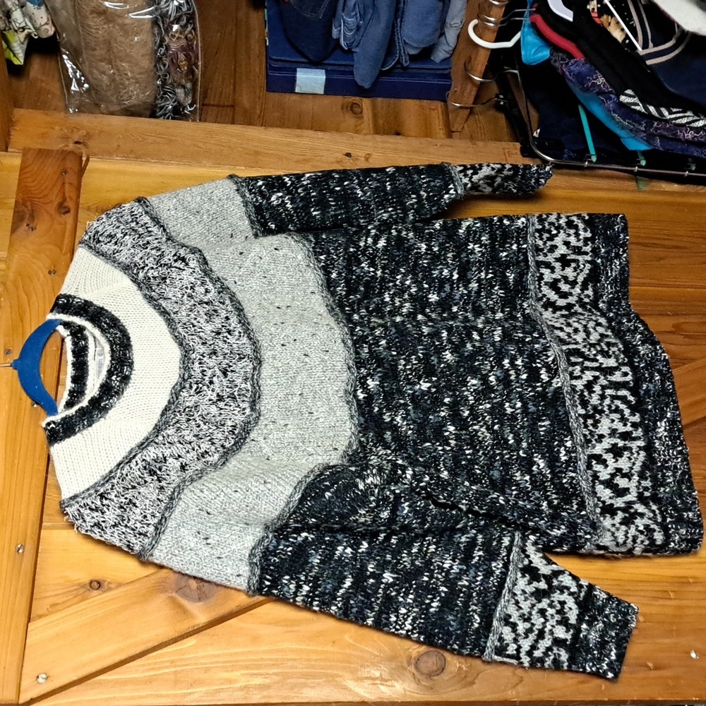 Susann D sweater L heavy ptp 22" length 28.5